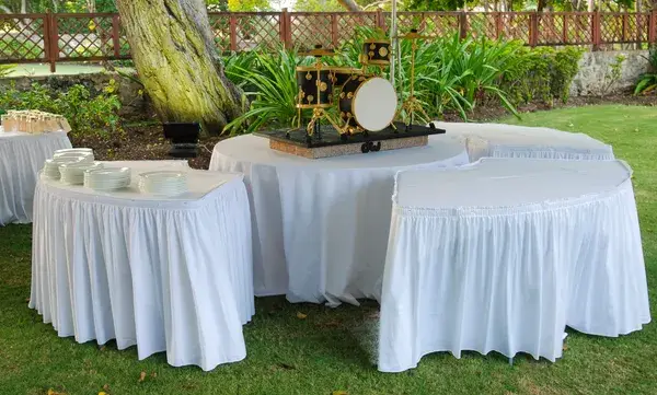 7 ft Serpentine Table